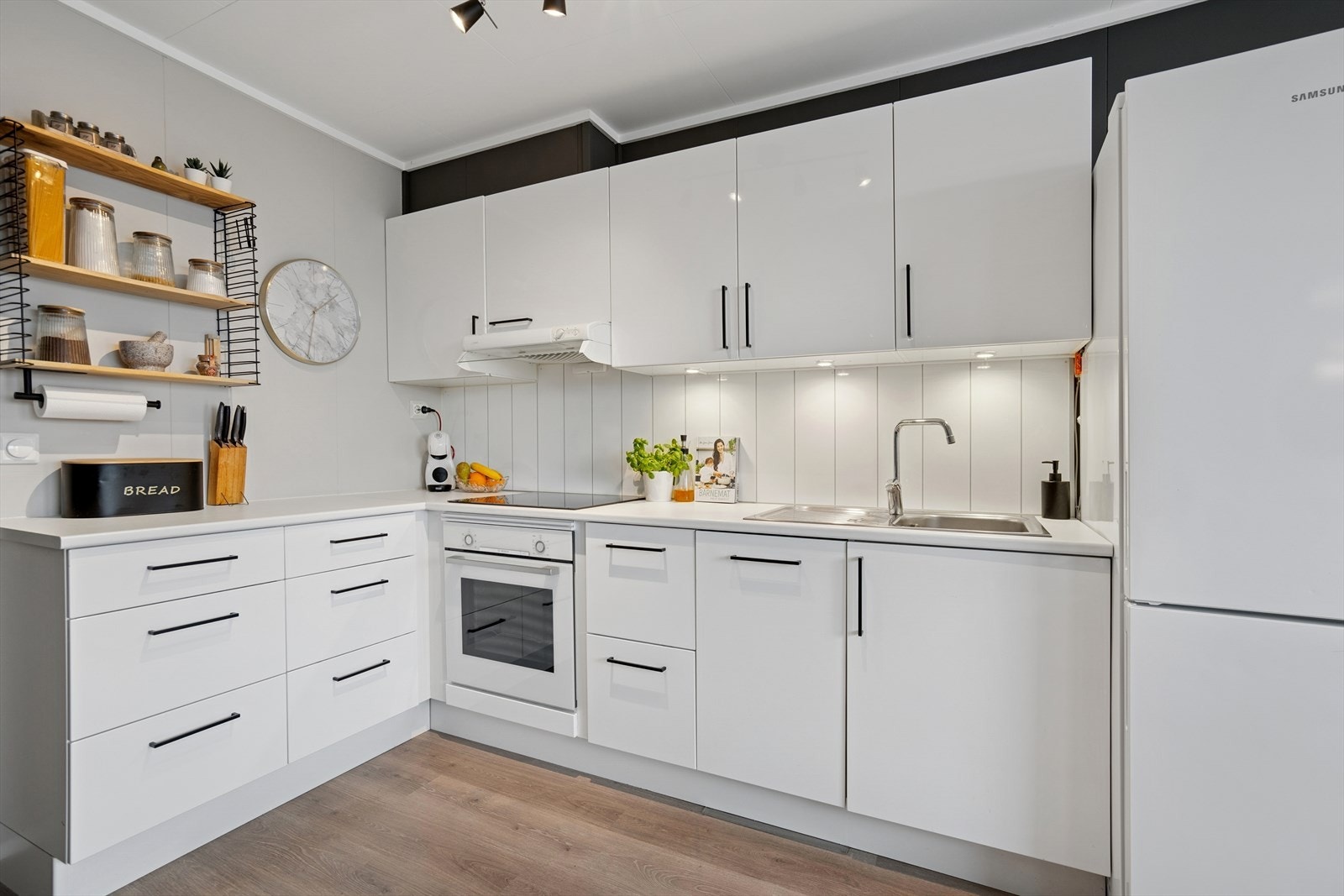 Pent kjøkken med tidløs innredning og god plass til spisebord. Galleribilde