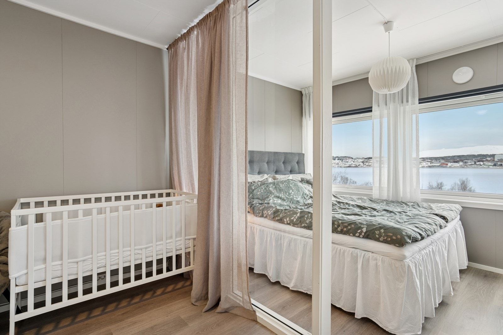 Det er gjort endringer på romløsningen. Sengen er plassert på areal som skal være et åpent etasjeskille mellom stue og soverom. Se prospekt for mer informasjon. Galleribilde