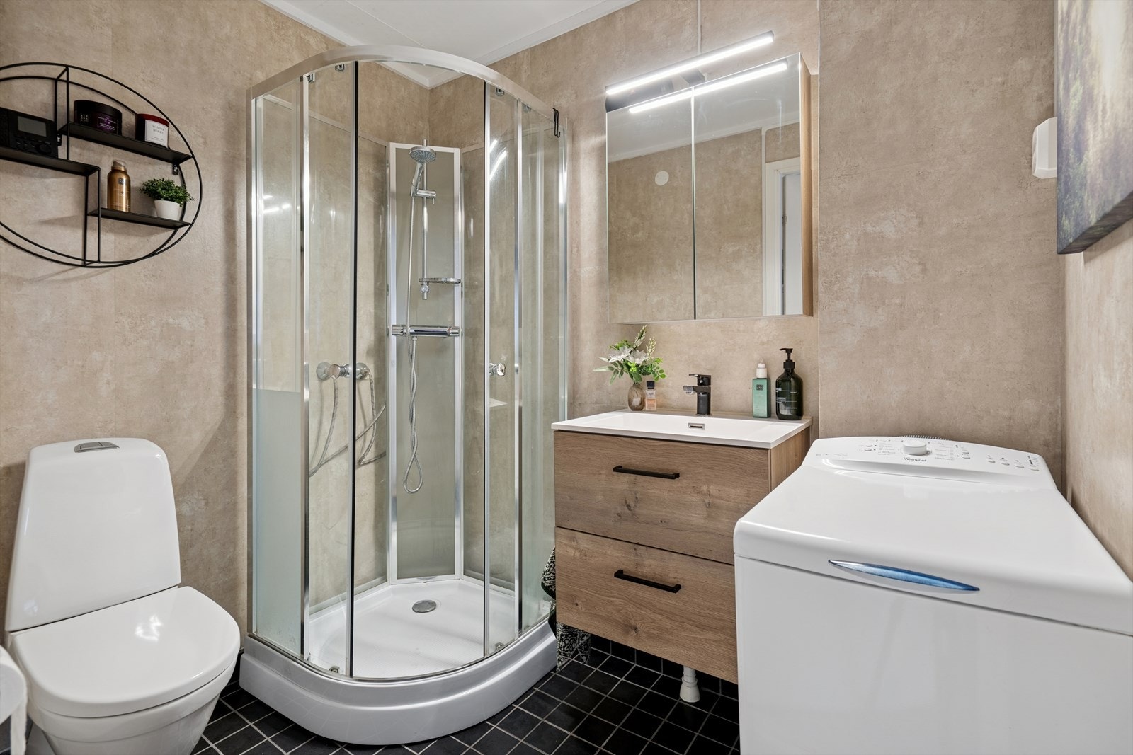 Ny termostat til varmekabler på bad samt ny lampe over speil på badet i 2023. Galleribilde