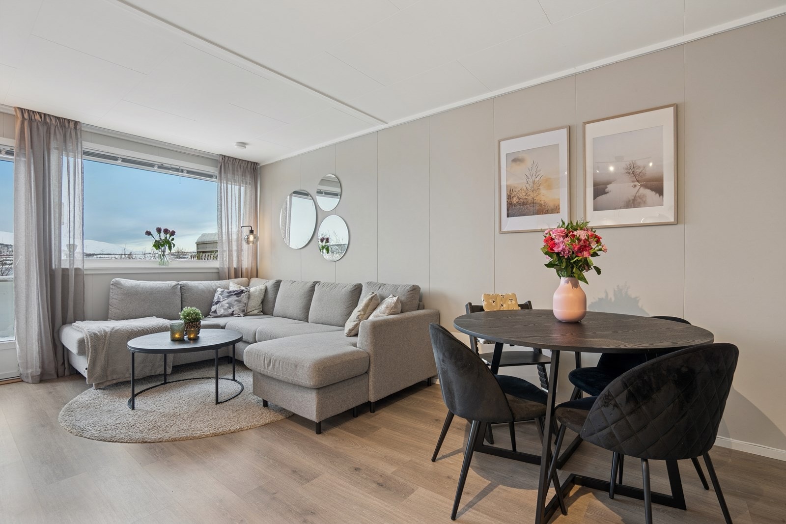 Åpen sonedeling mot stuen gir en sosial og luftig romfølelse. Galleribilde