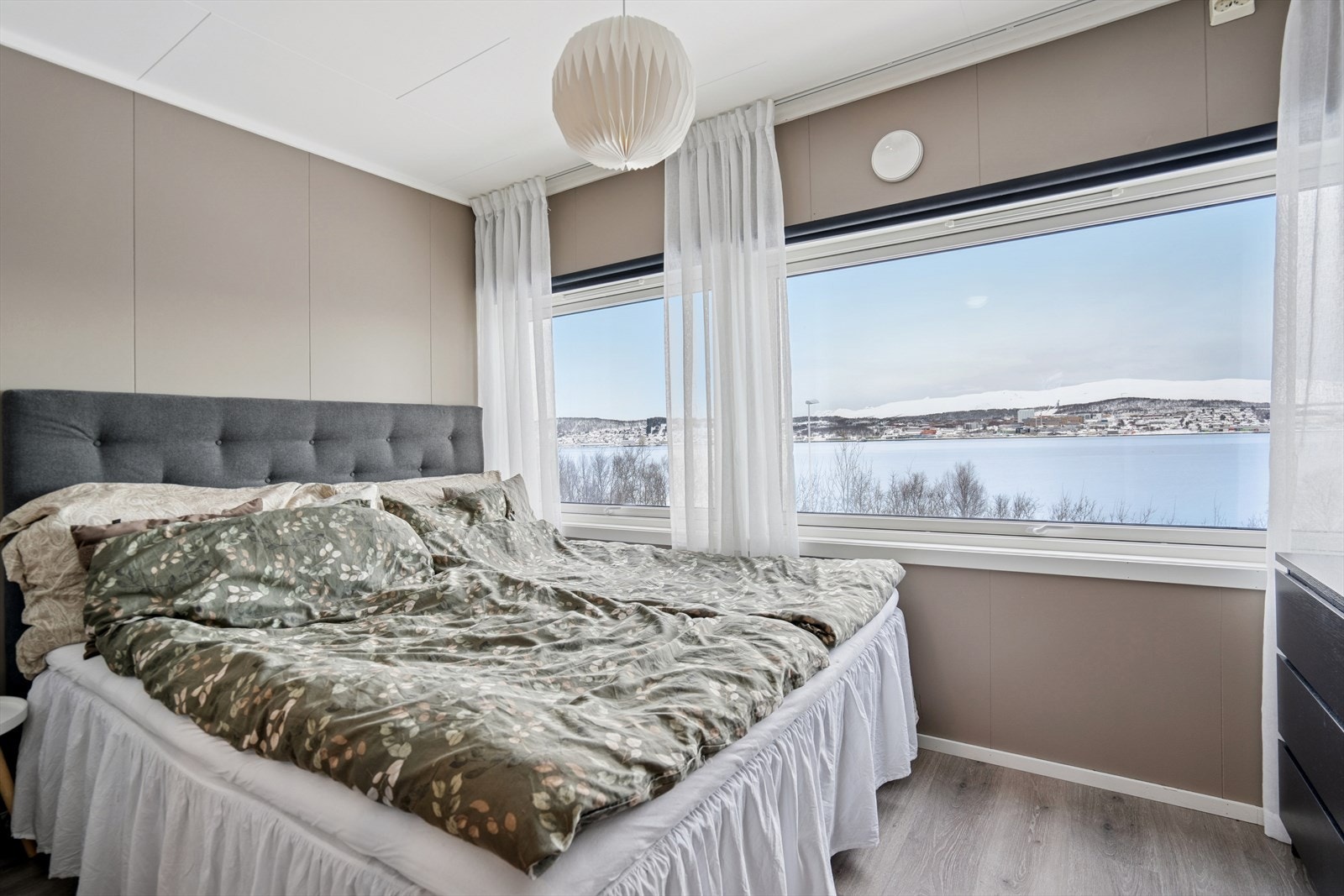 Ro lig soverom med god plass til dobbeltseng og garderobe. Galleribilde