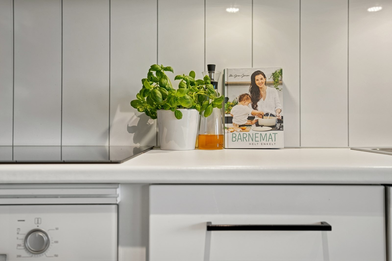 Integrerte hvitevarer (komfyr, platetopp og oppvaskmaskin) og praktiske løsninger gjør hverdagen enkel. Galleribilde