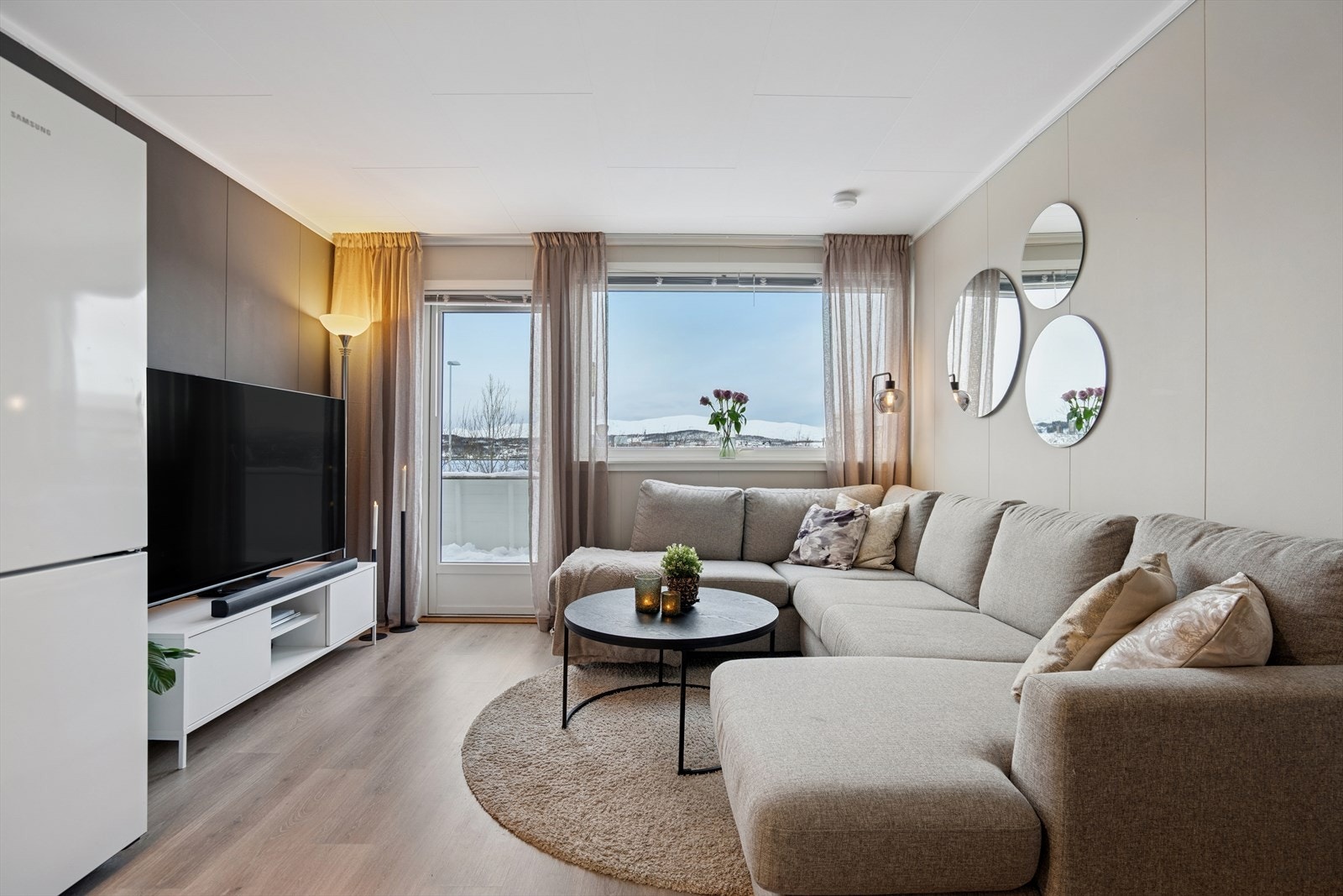 Direkte utgang til solrik terrasse som forlenger oppholdsrommet. Galleribilde