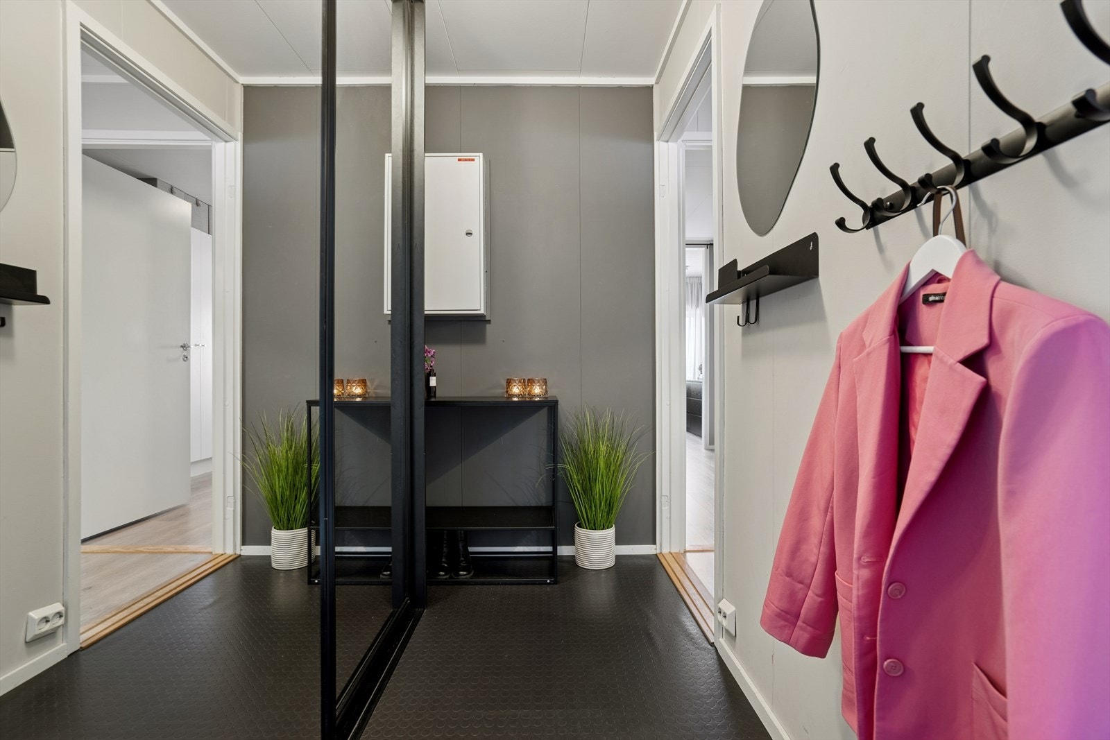 Praktisk inngangsparti med romslig skyvedørsgarderobe med speildører. Galleribilde