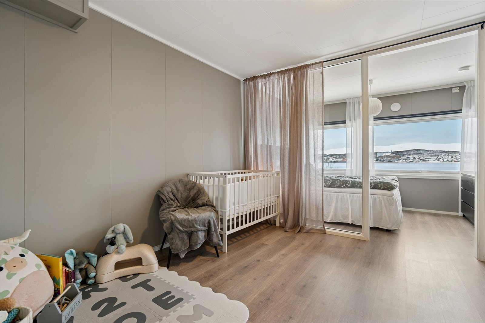 Et lyst og behagelig rom som gir god atmosfære. Galleribilde