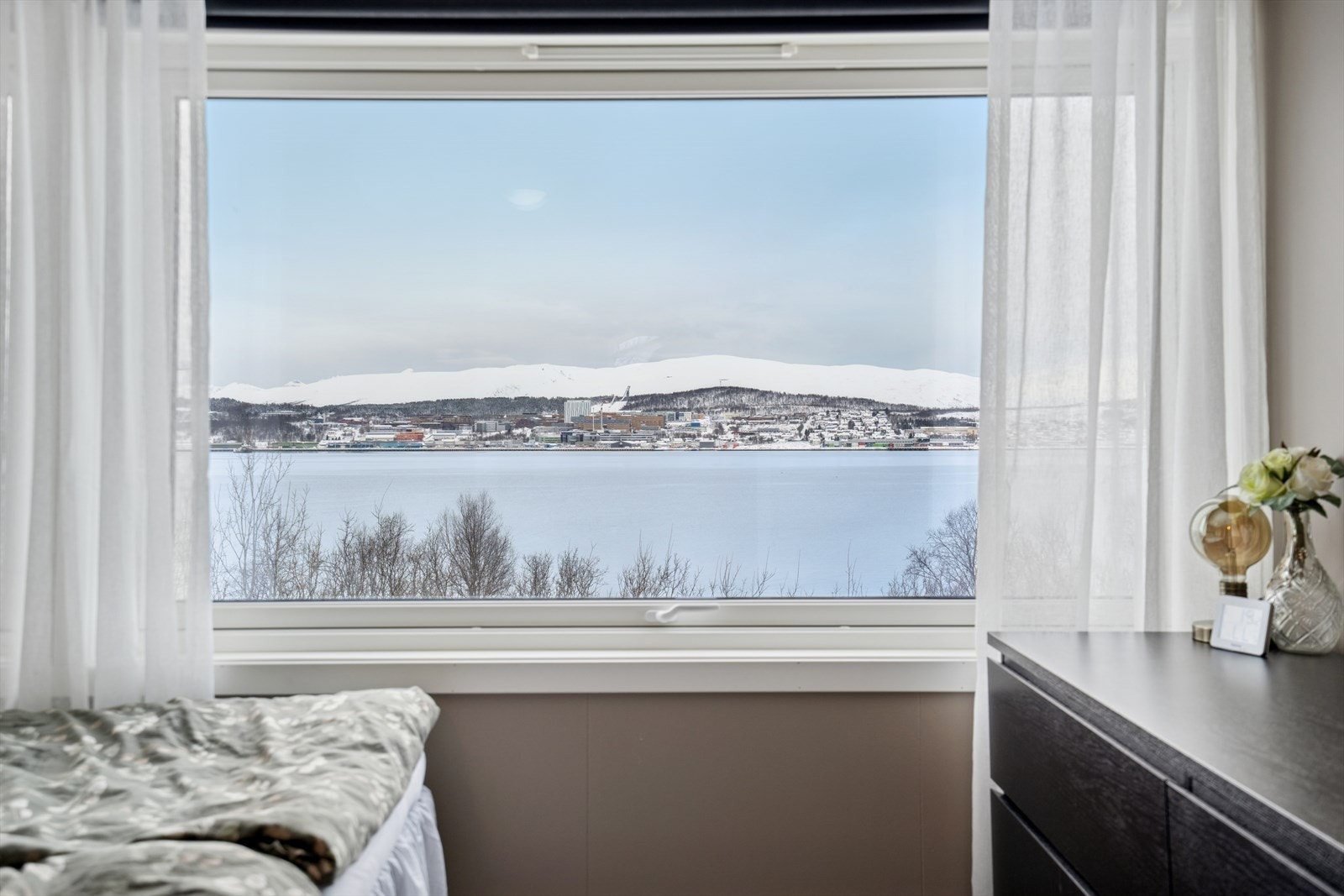 Fra vinduene er et vakkert skue mot fjorden. Galleribilde