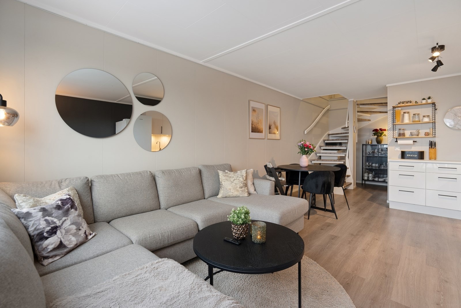 Fin møbleringsfrihet med naturlig soner for både sofa og TV. Galleribilde