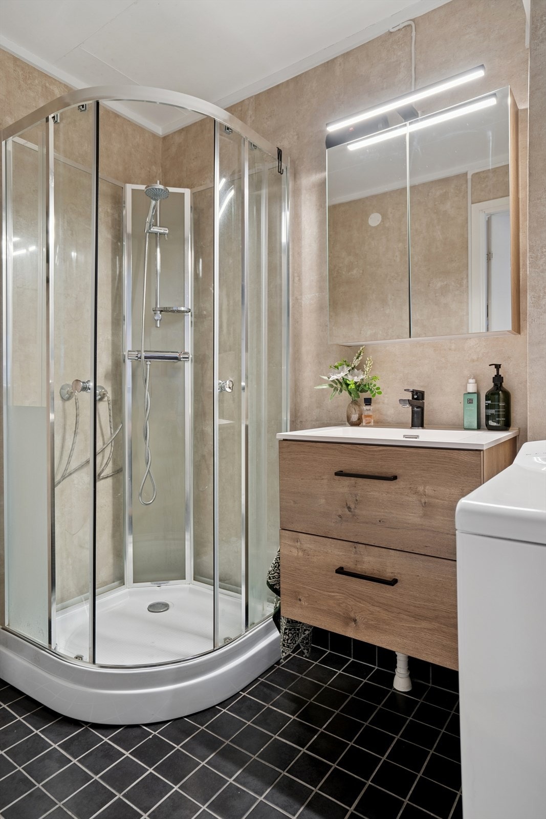 Rommet er oppgradert med nye fliser i 2018. Montert nytt dusjkabinett, toalett, servant og servantskap i 2019. Galleribilde