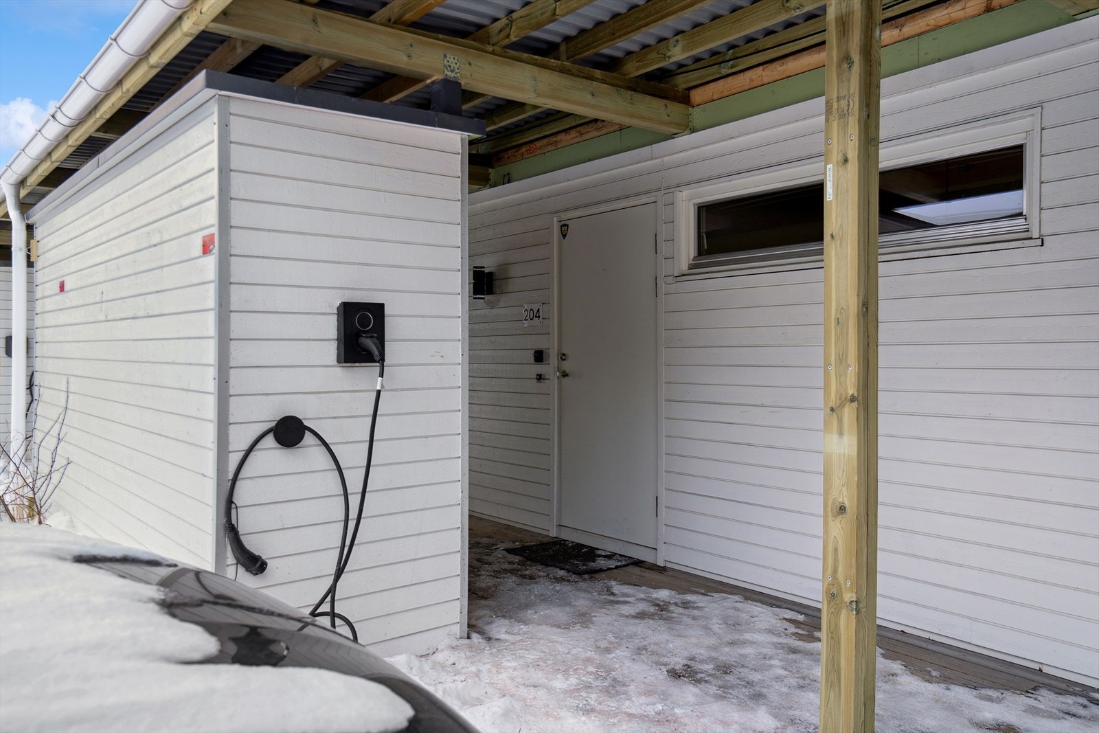 Privat atmosfære med p-plass rett fpram eget inngangsparti utstyrt med lader og bod. Galleribilde