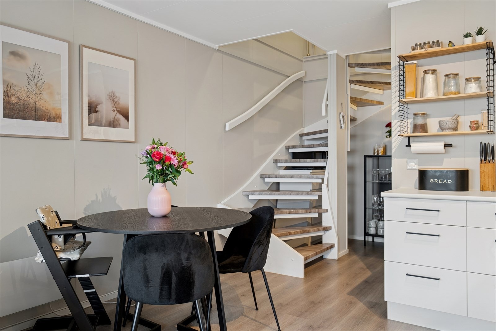 Innbydende standard med oppusset kjøkken og overflater i 2019. Galleribilde