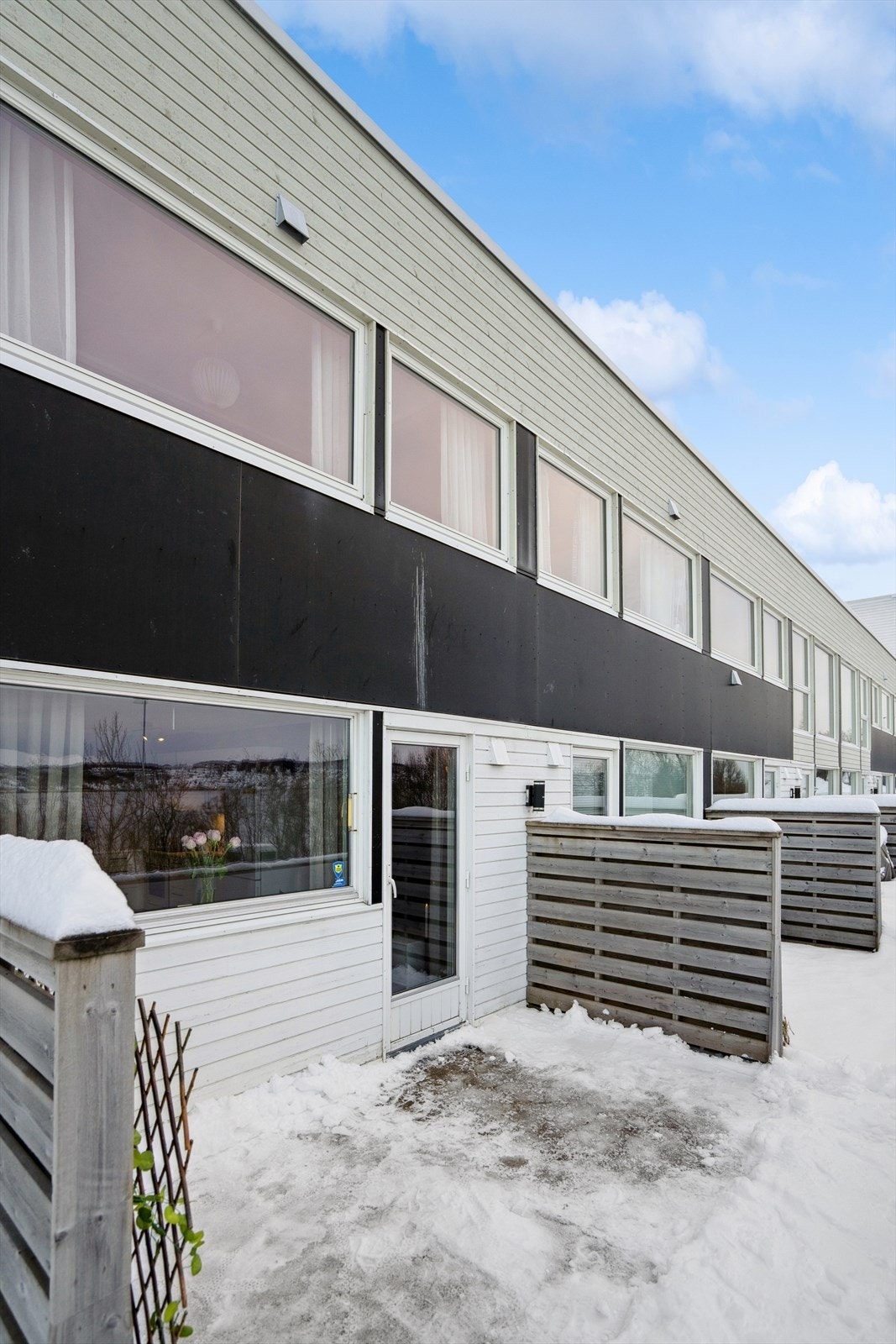Solrik markterrasse med sol fra lunsj til over midnatt på sommerstid. Galleribilde