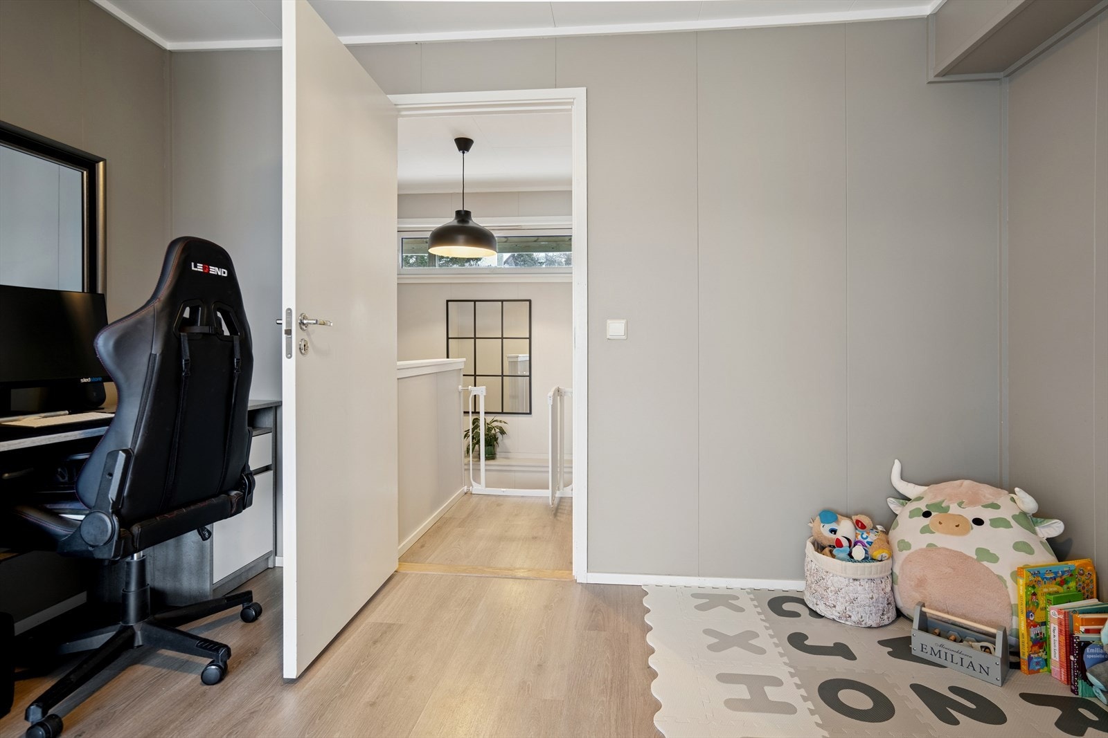 Soverommet er utstyrt med garderobeløsning som medfølger i handelen. Galleribilde