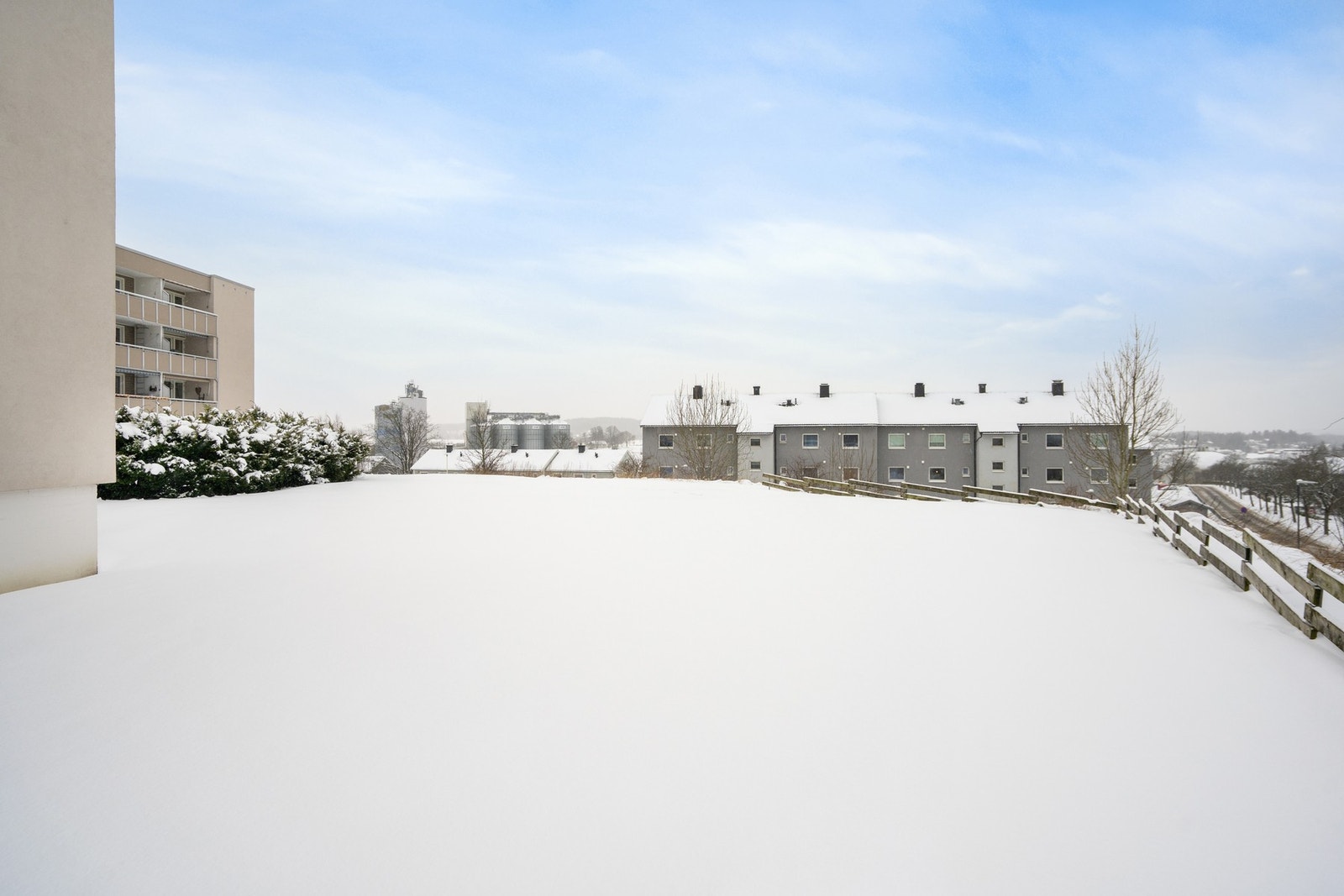 Fellesområde utendørs med gressplen Galleribilde