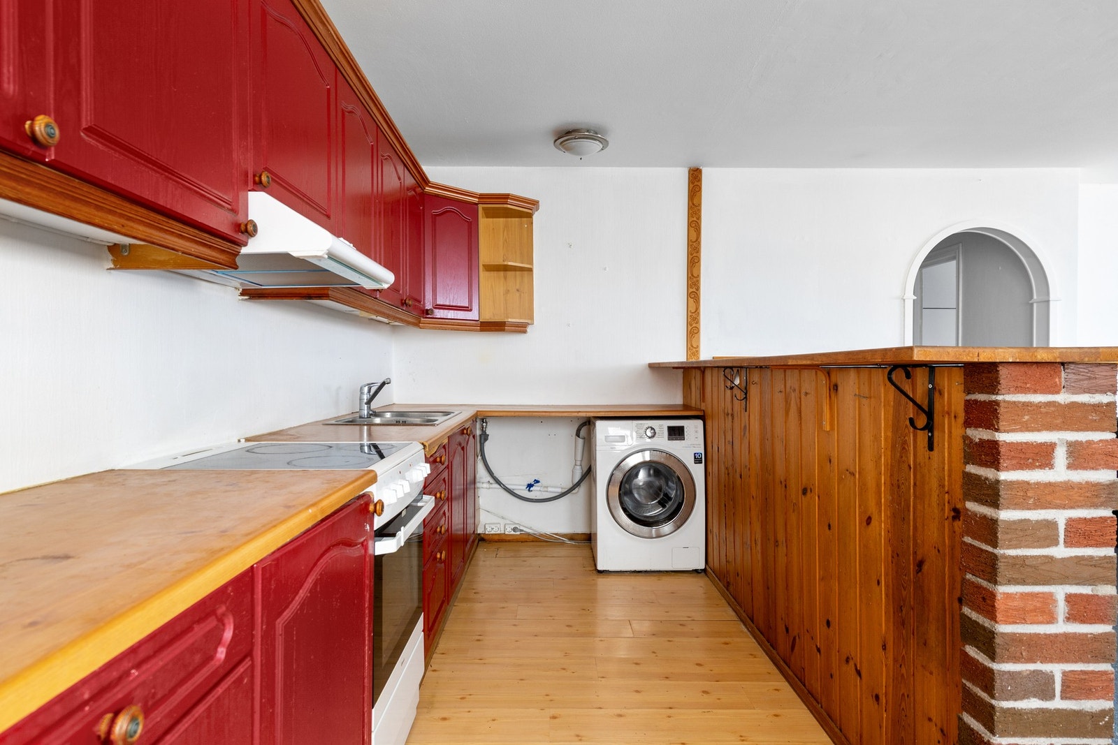 Kjøkkeninnredning i heltre med malte profilerte fronter Galleribilde