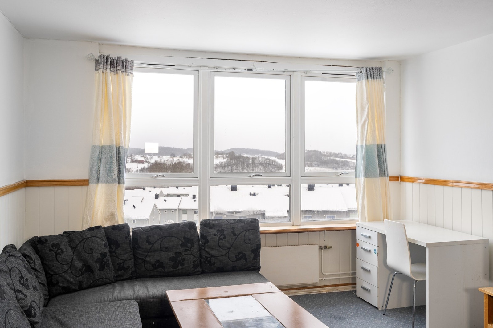 Stue med stort vindu vendt mot syd. Galleribilde