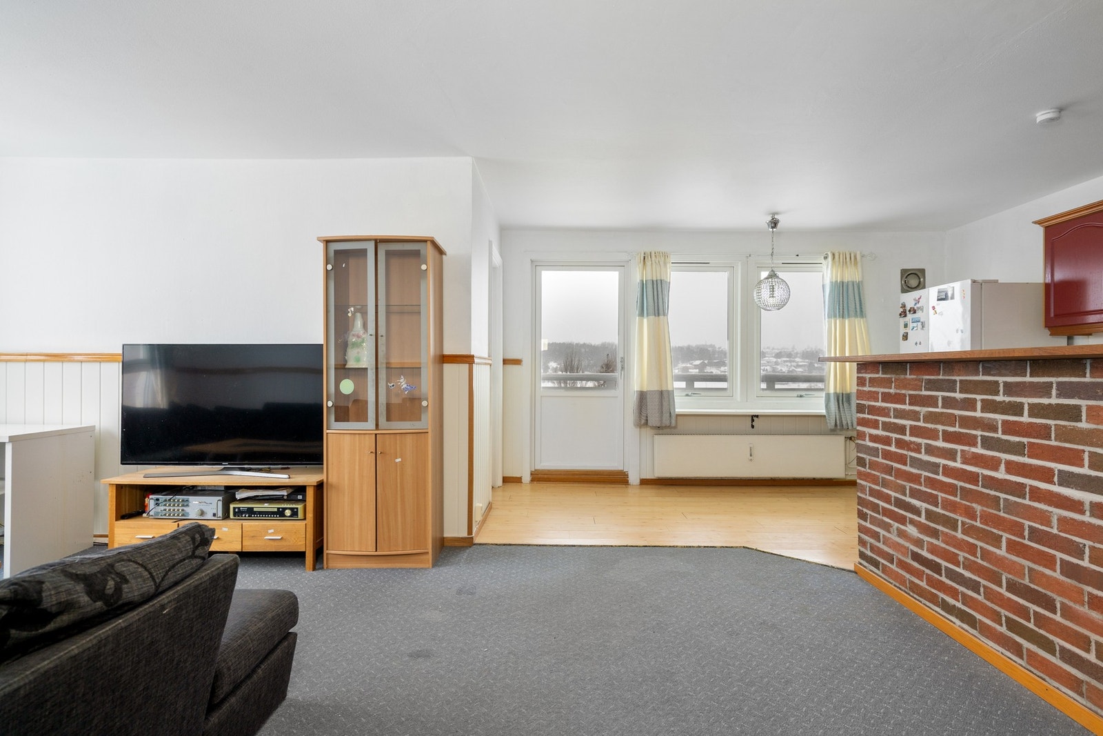 Åpen kjøkkenløsning med halvvegg Galleribilde