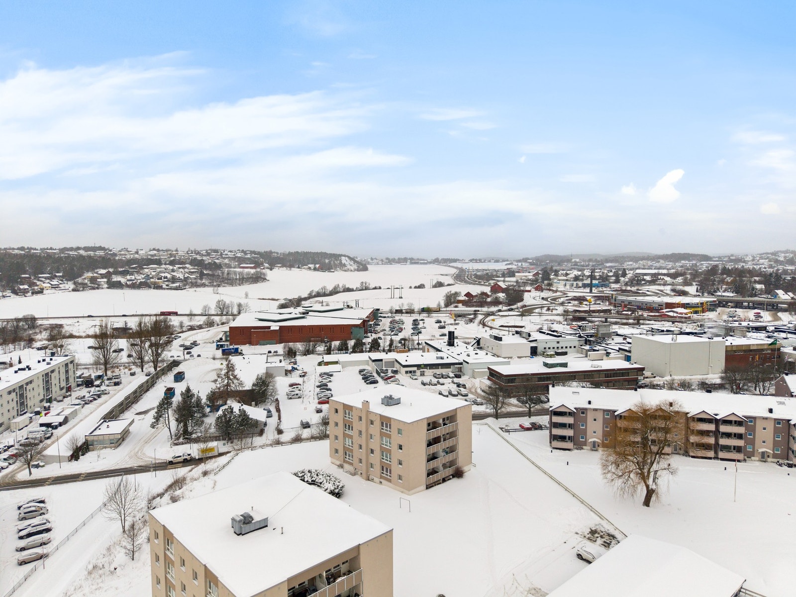 Kort gangavstand til Amfi Borg kjøpesenter med gangvei under jernbanelinjen. Ca. 5 min gange. Busstopp for buss til og fra Sarpsborg/ Fredrikstad med Glommaringen som har hyppige avganger. Galleribilde
