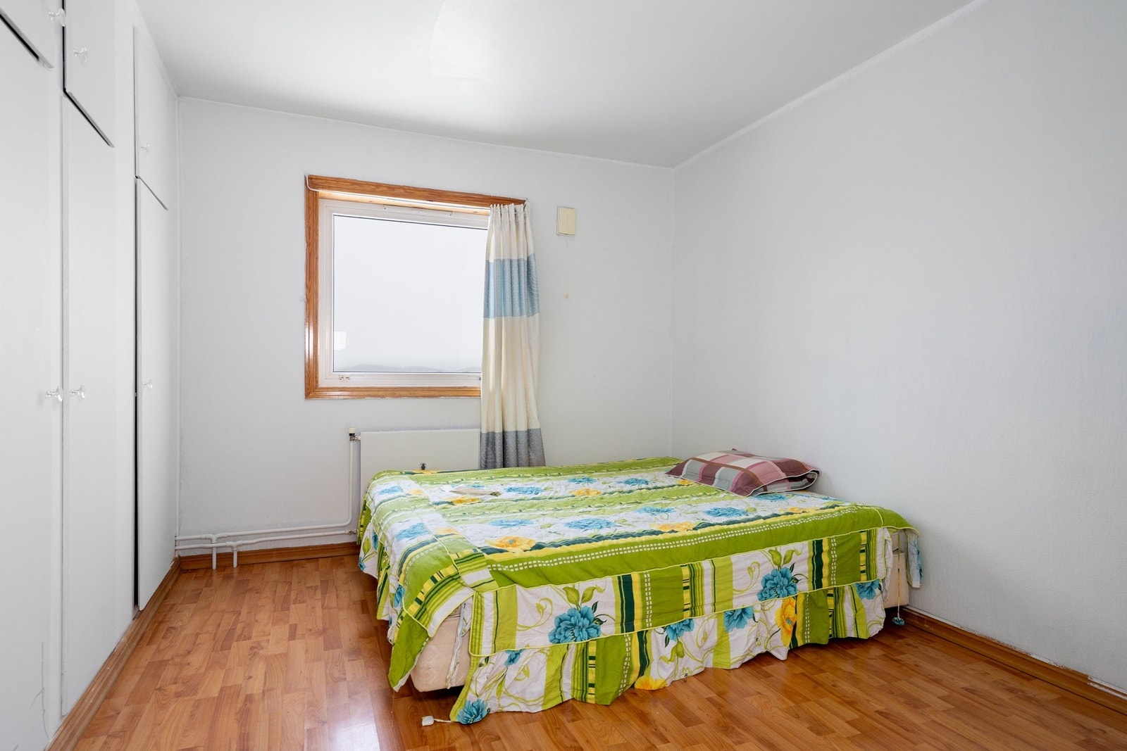 Soverom med god størrelse og plass til dobbeltseng Galleribilde