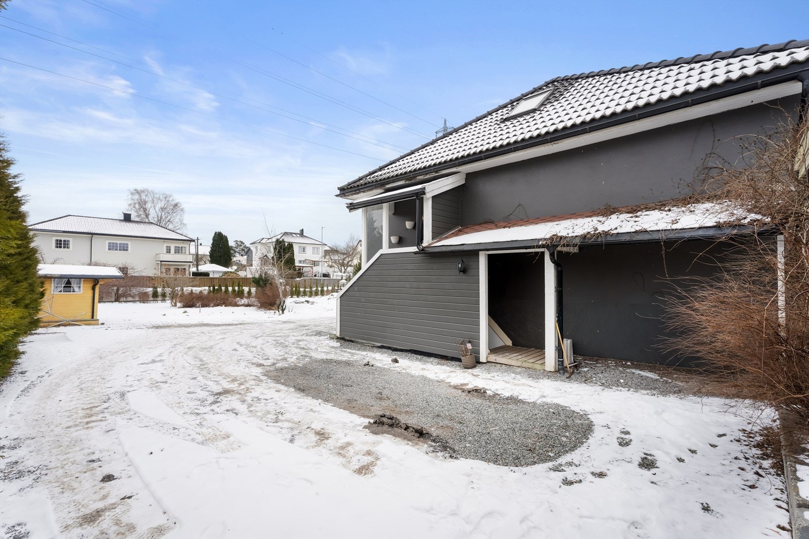 Underetasjen er egen inngang fra gårdsplassen. Galleribilde
