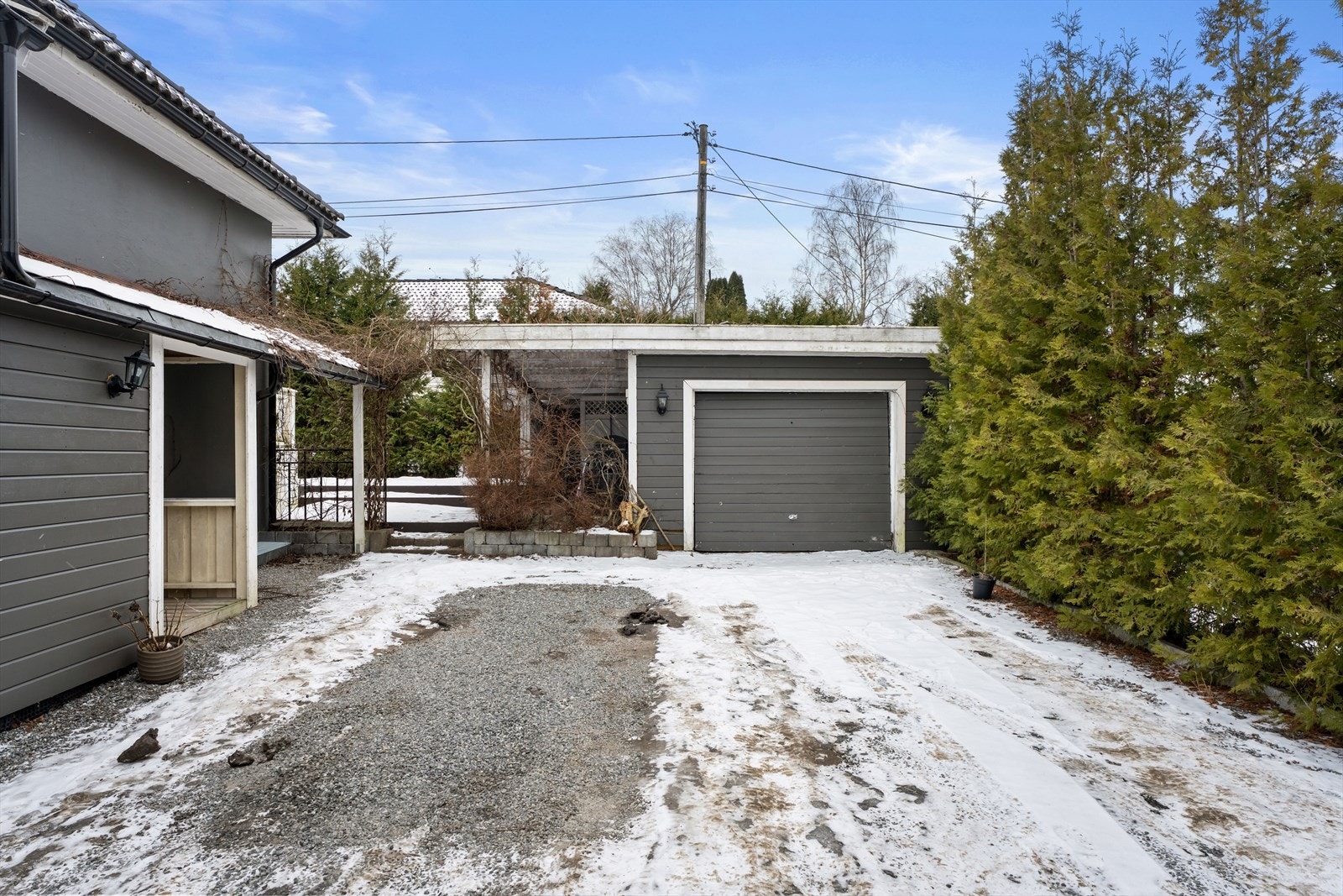 Innerst på tomten står det en garasje på ca 17 m². Galleribilde