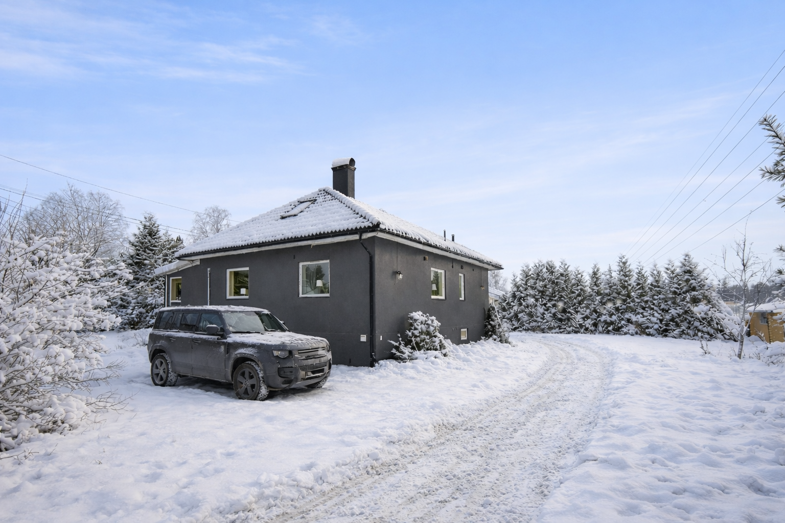 Velkommen til en romslig enebolig på rolige Solerødveien 41B, presentert av Nvar G. Helan v/DNB Eiendom Fredrikstad. Galleribilde