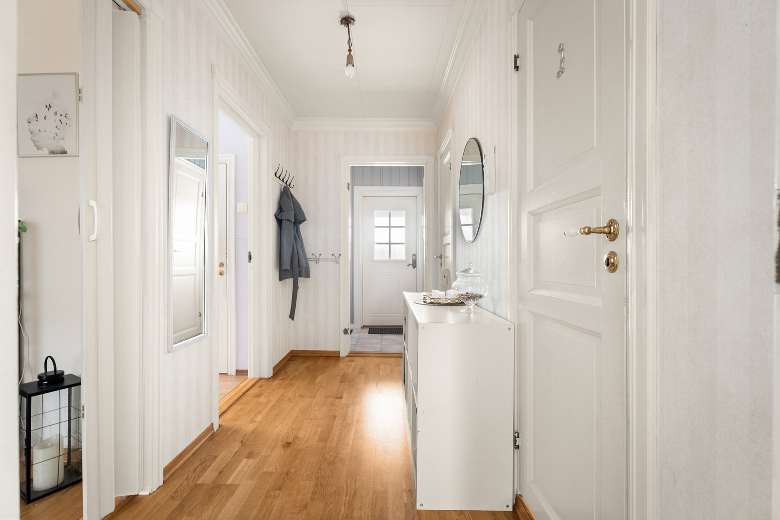 Romslig entré. Galleribilde