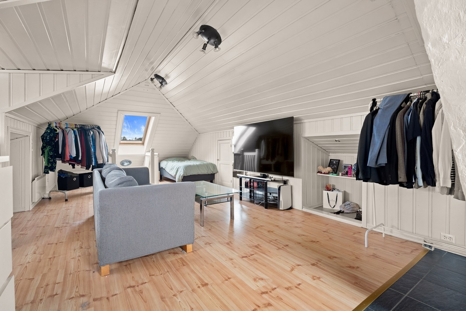 Lys og romslig loftstue med kneloft med gode oppbevaringsmuligheter. Galleribilde