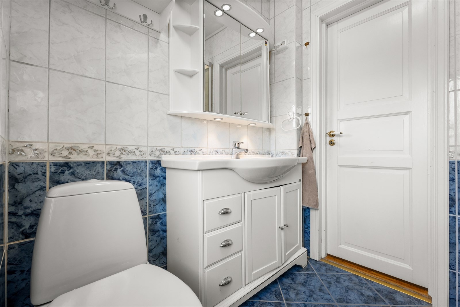 Badet i 1.etg. med servant innredning av flotte detaljer, dusj og toalett. Galleribilde