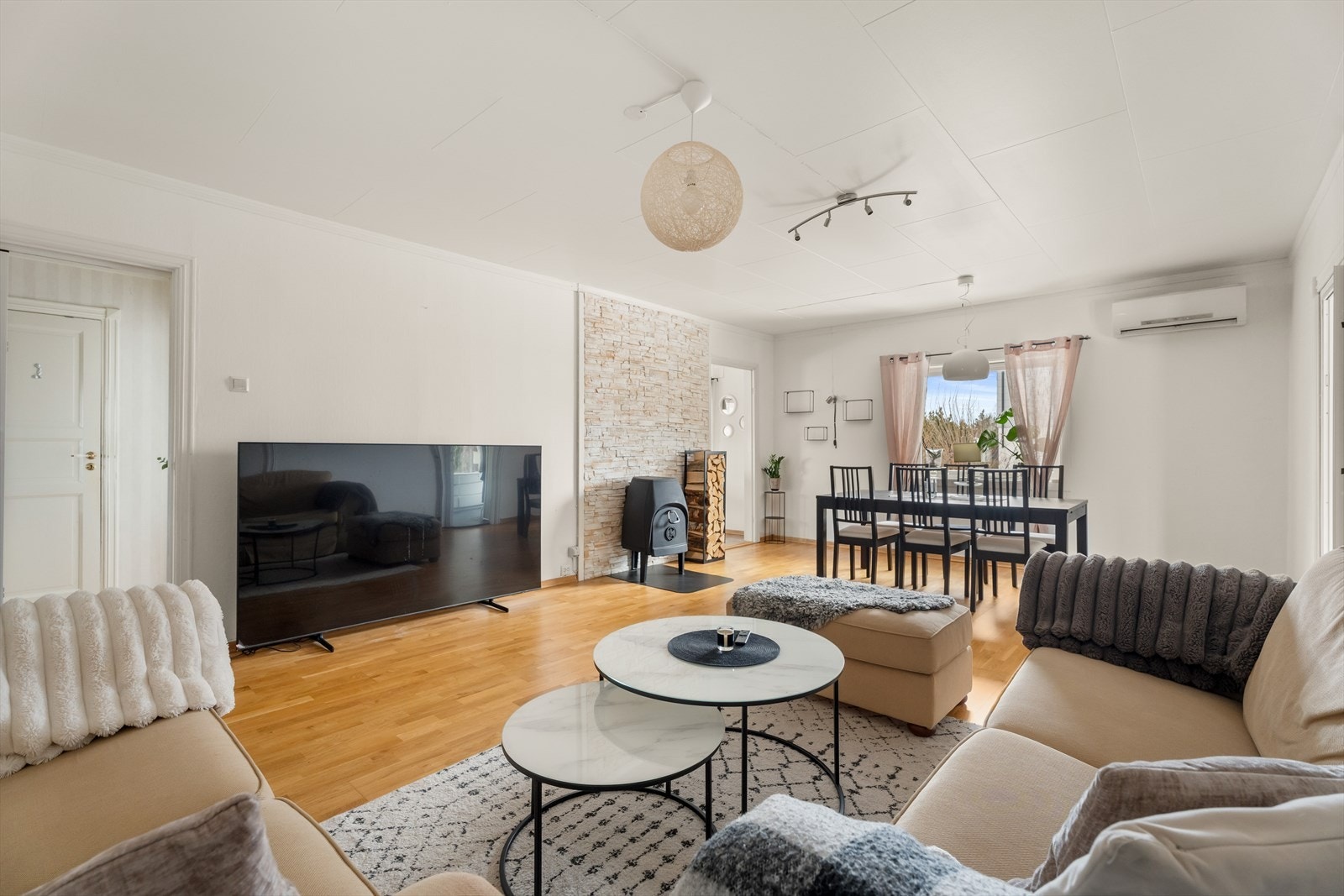 Boligen blir oppvarmet via luft-til-luft varmepumpe og vedovn i stue, og panelovn i enkelte rom. Galleribilde