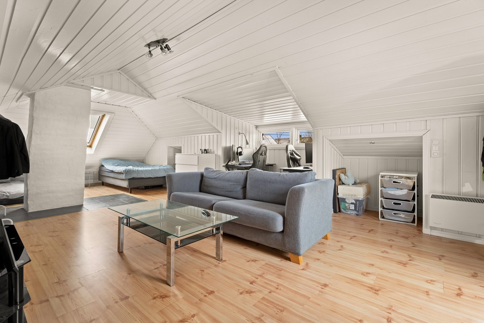 Loftet blir varmet opp av pipen og hovedsakelig panel ovn. Galleribilde