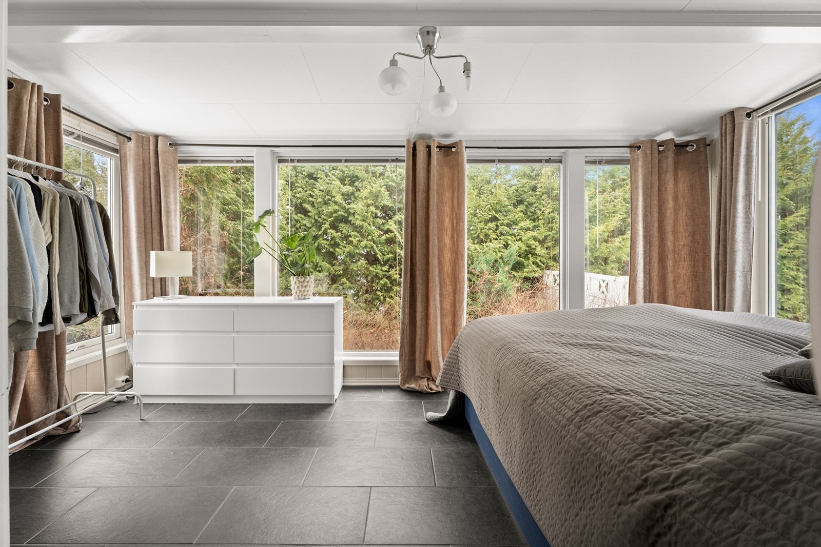 Soverom med store vindusflater og utgang til nordvendt terrasse på ca 12 m². Galleribilde