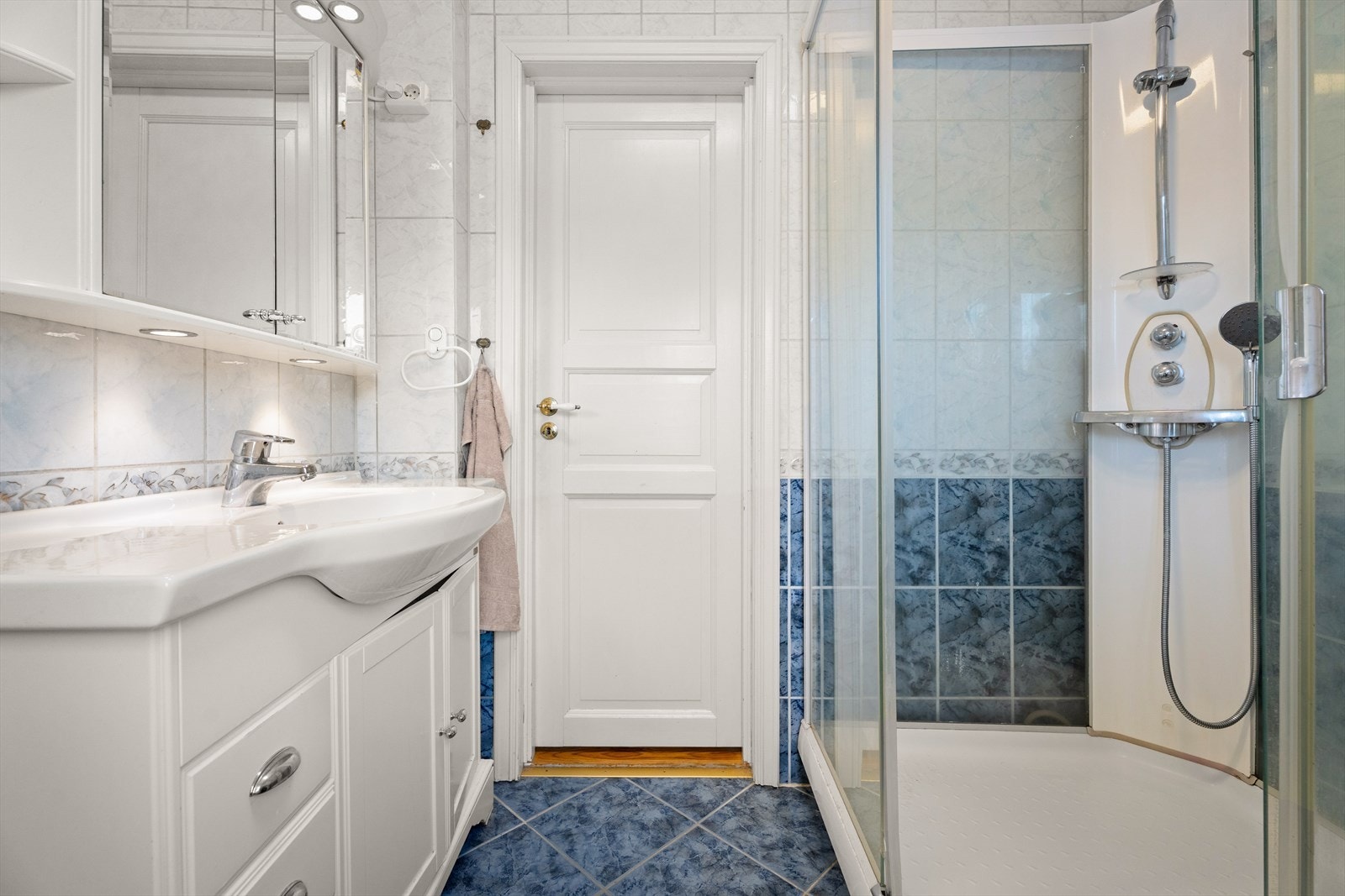 Badet er flislagt med lekre fliser på gulv og vegg. Galleribilde