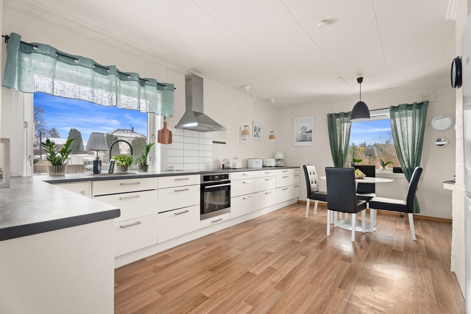 Kjøkkenet har godt med benkeplass som sørger for en god flyt i matlagingen. Galleribilde