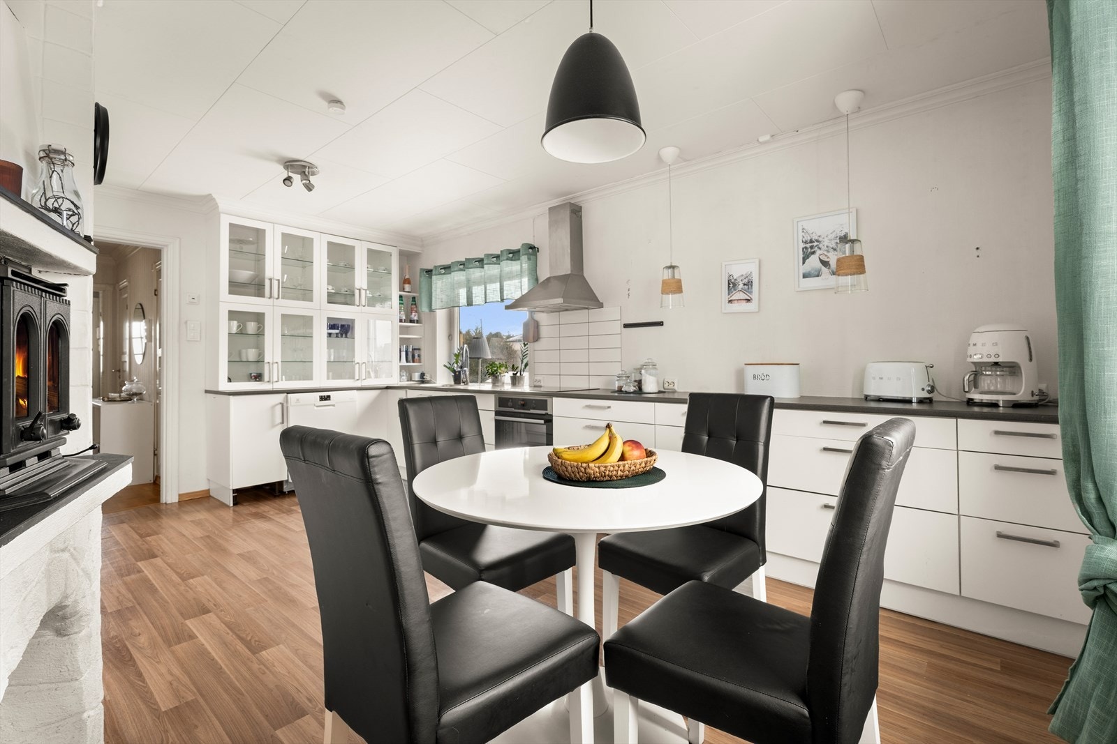 Kjøkkenet er ustyrt med lyse slette fronter, laminert benkeplate og nedfelt oppvaskkum. Galleribilde