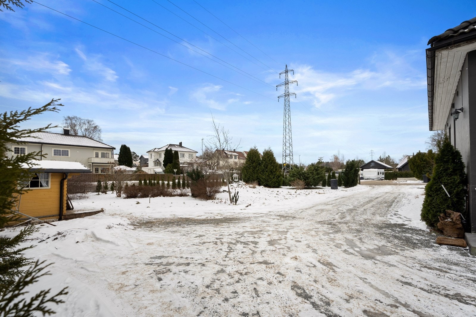 Gårdsplassen tilbyr godt med plass til parkering. Galleribilde