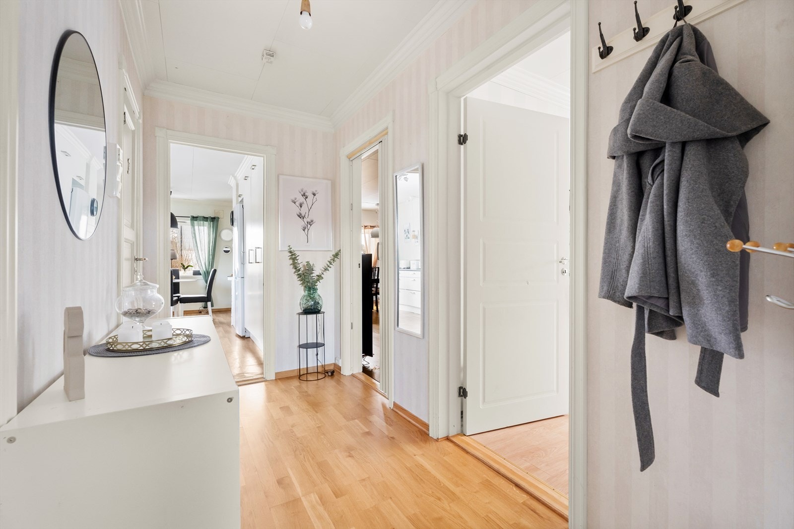 Fra gangen har man direkte adgang til kjøkken, soverom og stue. Galleribilde