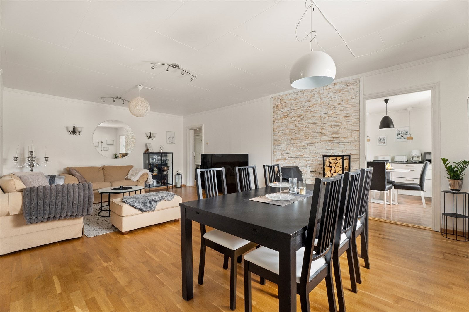 Romslig stue med plass til spisebord og sosial sone. Galleribilde