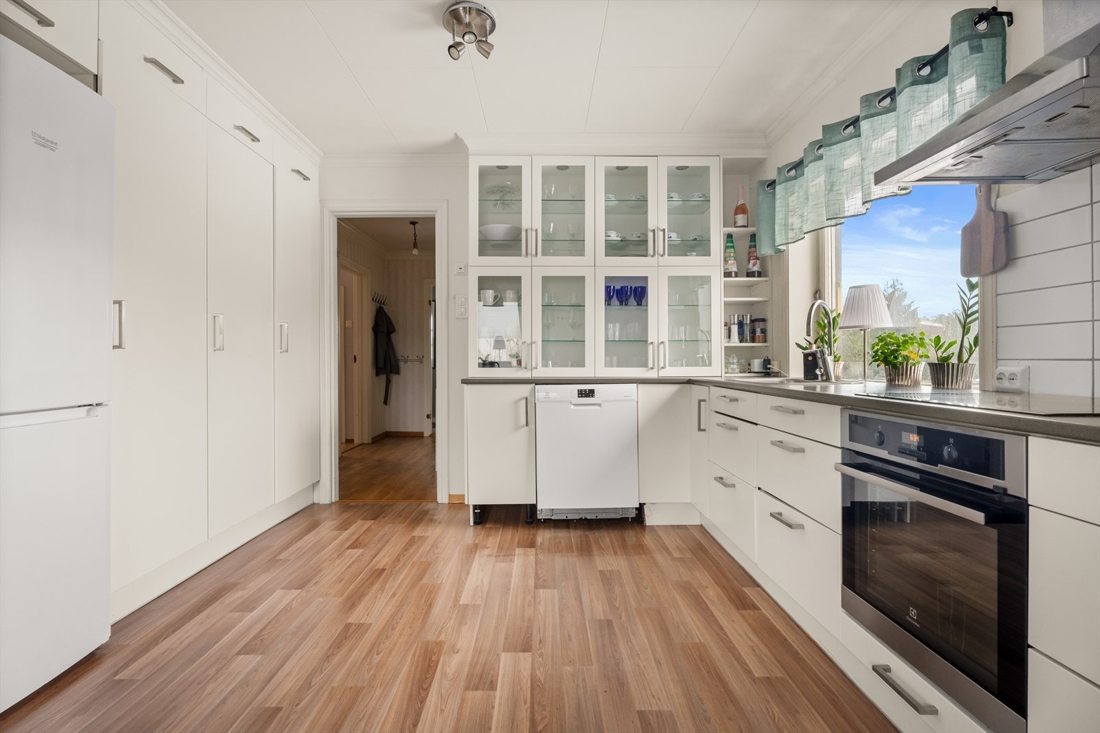 Store skap sørger for godt med oppbevaringsplass på kjøkkenet. Galleribilde