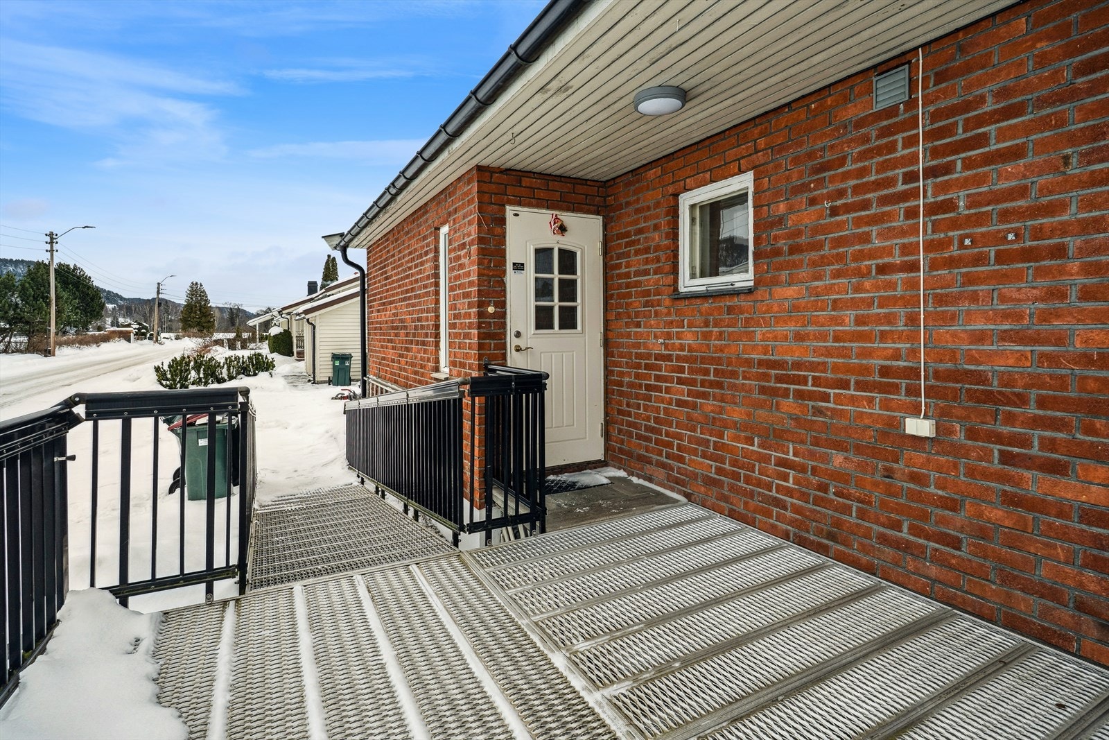 Inngangsparti med overbygg. Rampen som vises på bildet fjernes før overtakelse Galleribilde