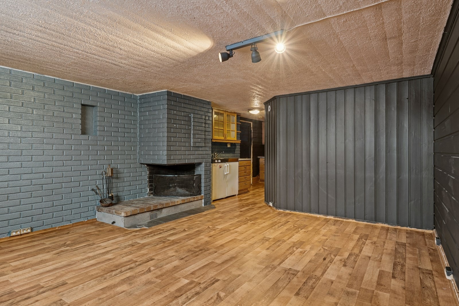 Denne delen av kjelleren er ikke inntegnet i de originale bygningstegningene, og rommet er verken omsøkt eller godkjent for varig opphold. Arealet er i dag innredet med kjøkken, stue med varmepumpe og peis Galleribilde