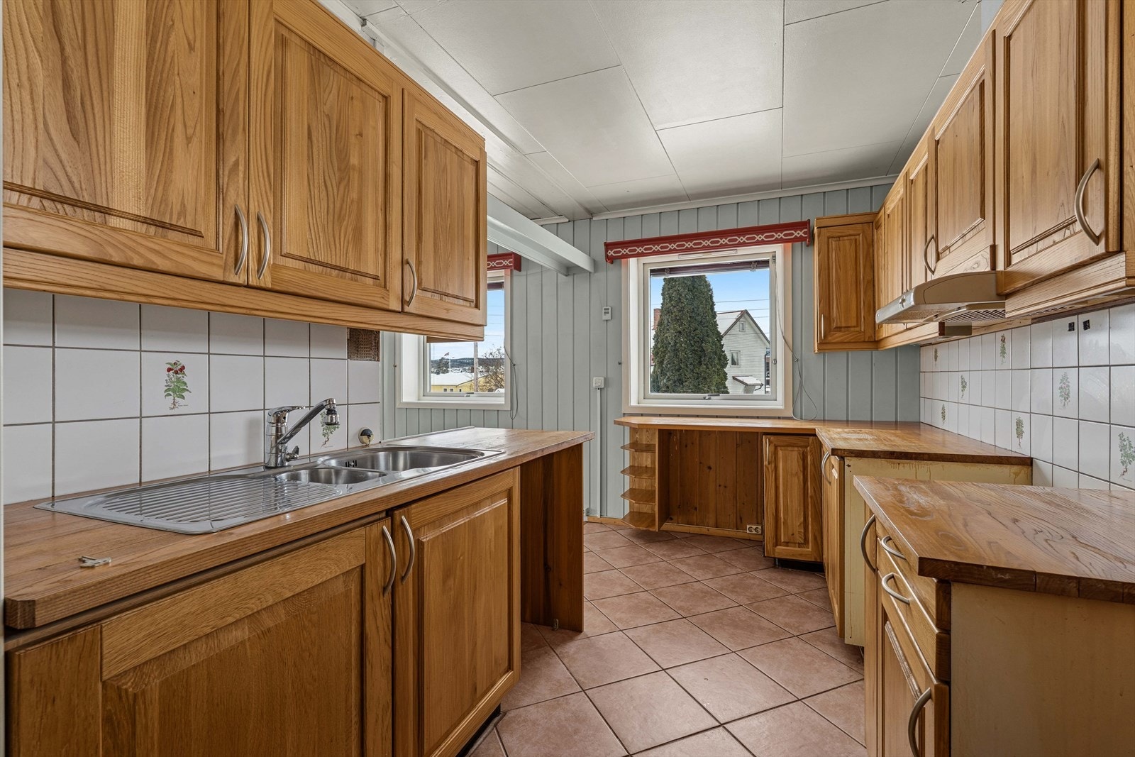 Her ligger det godt til rette for å sette sitt eget preg gjennom modernisering, samtidig som den eksisterende løsningen gir et solid utgangspunkt for både matlaging og hverdagsbruk. Plass til frittstående hvitevarer, dette medfølger ikke Galleribilde