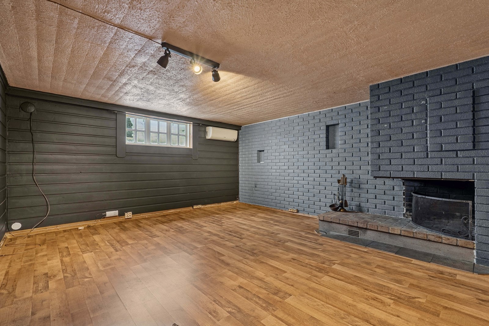 Denne delen av kjelleren er ikke inntegnet i de originale bygningstegningene, og rommet er verken omsøkt eller godkjent for varig opphold. Arealet er i dag innredet med kjøkken, stue med varmepumpe og peis Galleribilde