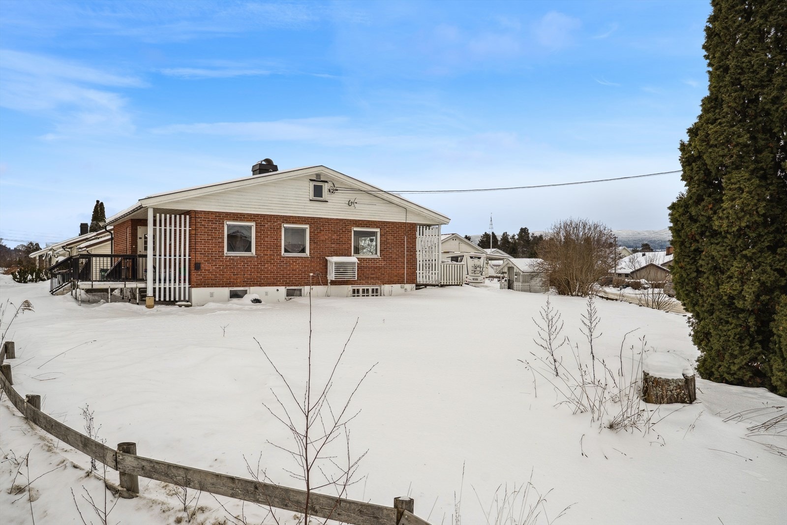 Eiendommen ligger på en åpen og solvendt tomt med fin oversikt mot det etablerte boligområdet rundt. Her har man kort vei til gangstier, grøntområder og lokale servicetilbud. Galleribilde