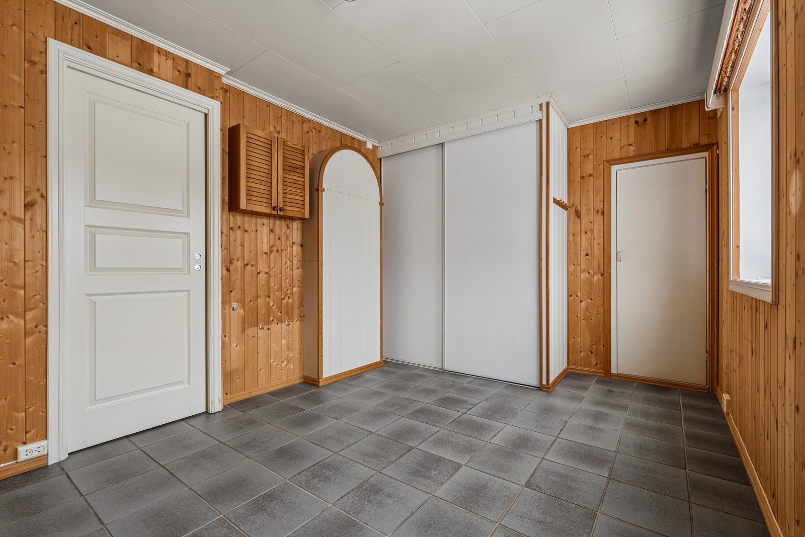 Romslig soverom i 1. etasje med god plass til dobbeltseng og øvrig møblering. Rommet er utstyrt med praktisk skyvedørsgarderobe som gir rikelig oppbevaringsplass, samt en tilhørende bod som egner seg godt for ekstra lagring. Galleribilde