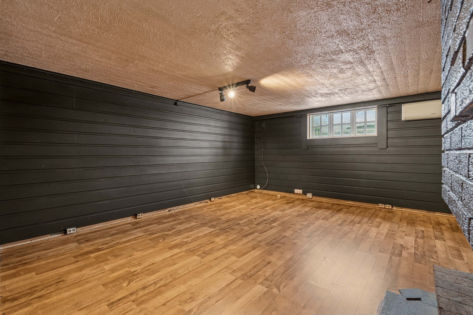 Denne delen av kjelleren er ikke inntegnet i de originale bygningstegningene, og rommet er verken omsøkt eller godkjent for varig opphold. Arealet er i dag innredet med kjøkken, stue med varmepumpe og peis Galleribilde