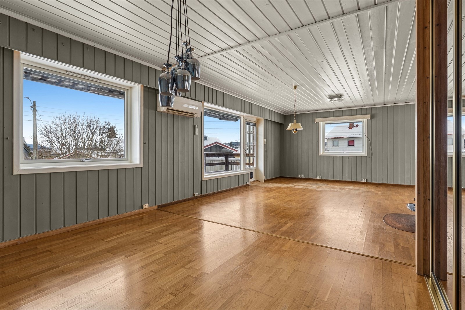 Fra stuen er det direkte utgang til en romslig terrasse, perfekt for lange sommerdager og hyggelige måltider utendørs. Galleribilde