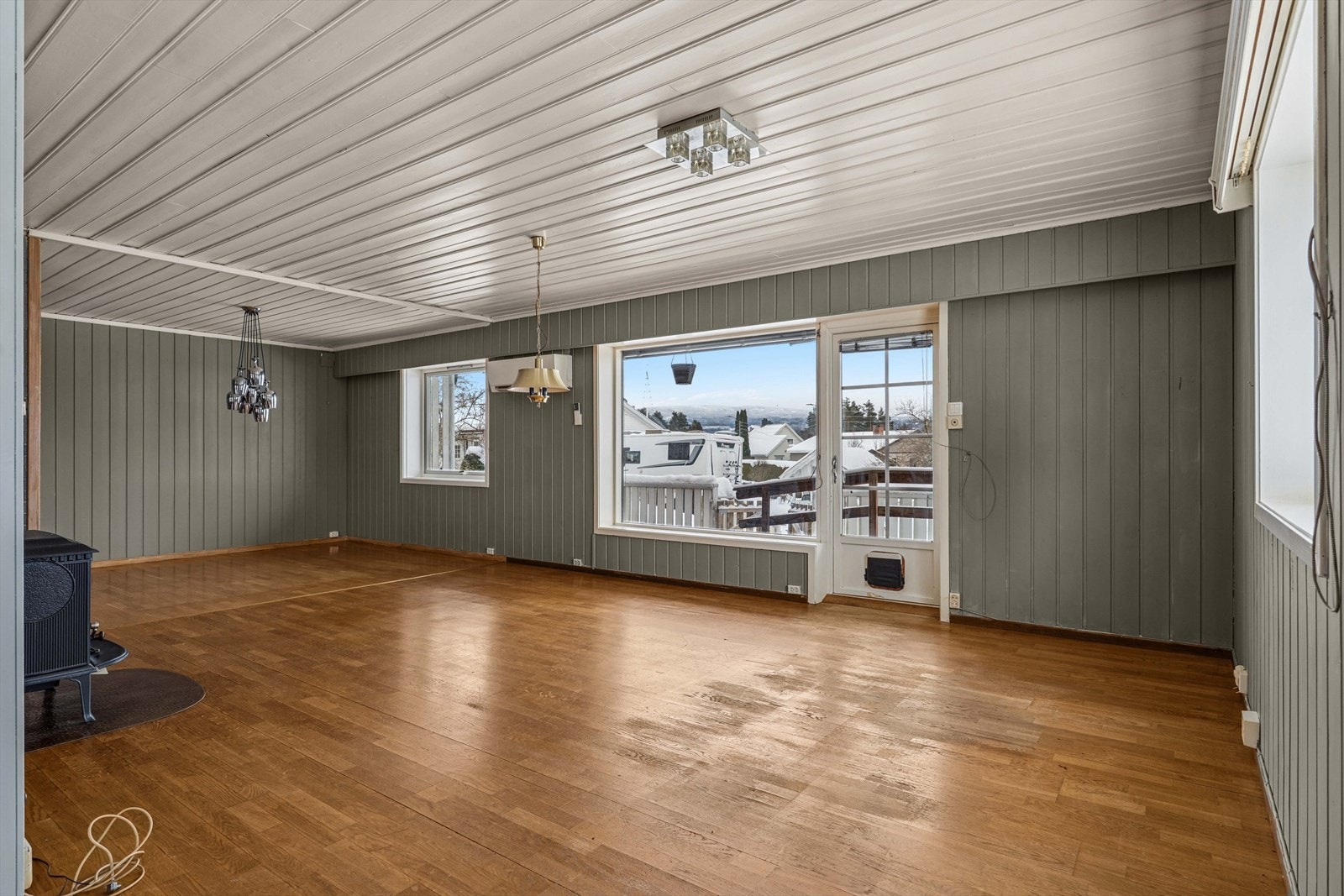 Rommet byr på fleksible møbleringsmuligheter med god plass til både sofagruppe, spiseplass og andre ønskede soner Galleribilde