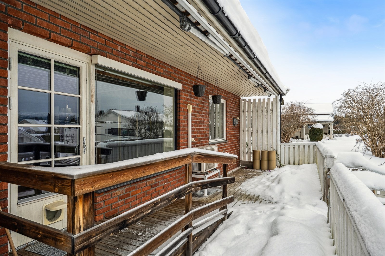 Fra terrassen har man utsyn mot nærområdet og kort vei videre til hagen Galleribilde