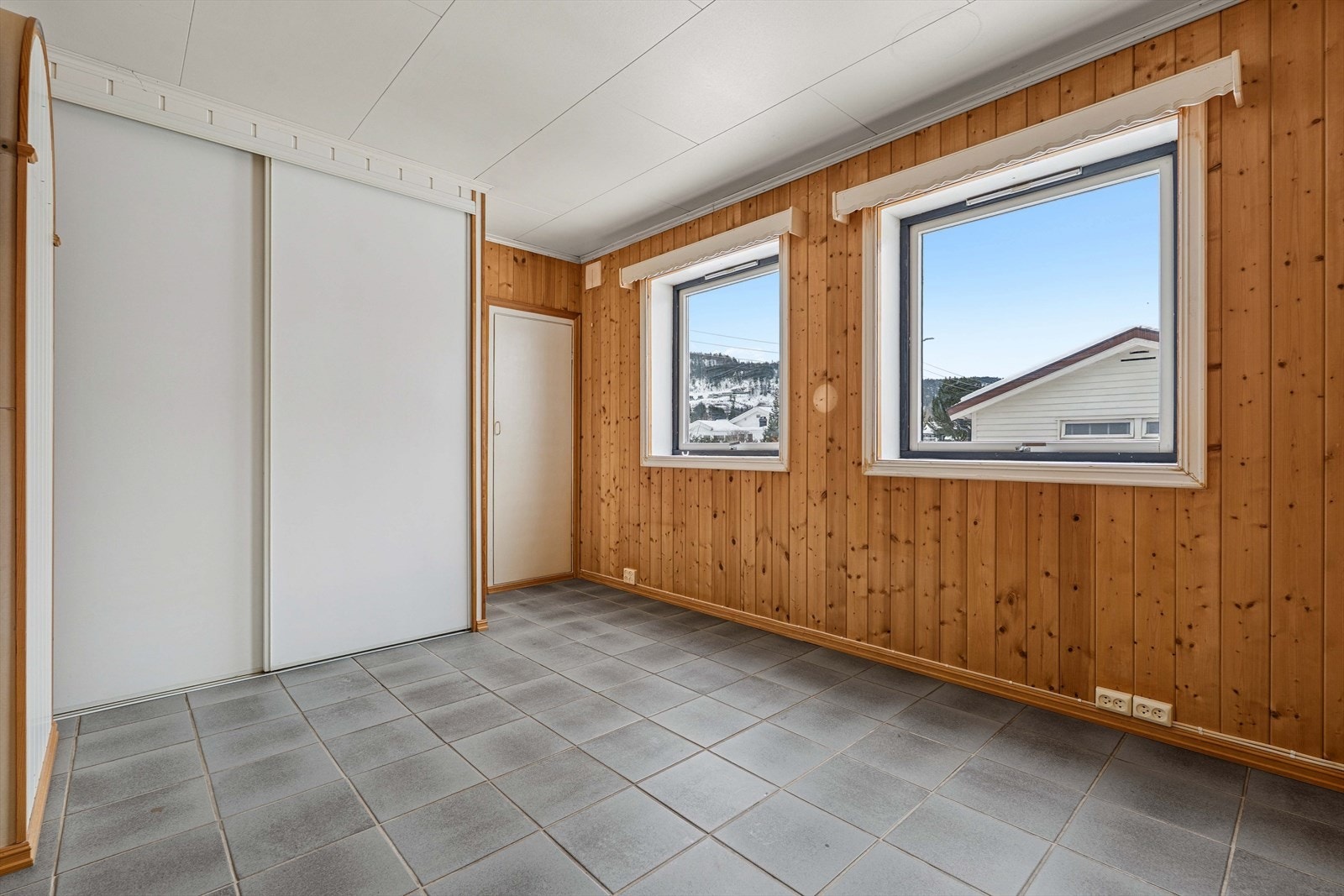 Godkjente tegninger viser at rommet opprinnelig er planlagt/ bygget som to separate soverom, men i dagens løsning fremstår det som ett stort soverom. Galleribilde