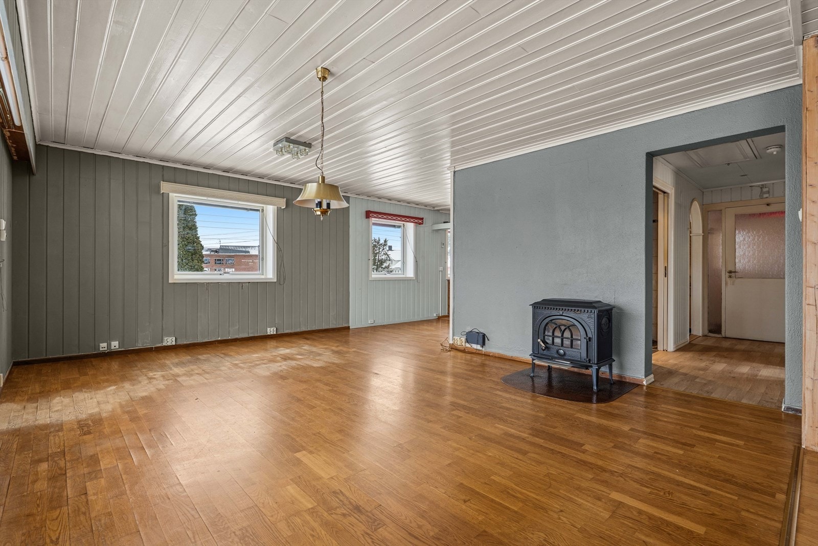 Peisovnen bidrar med både varme og stemning på kjølige dager, og gir stuen et lunt og hyggelig preg. Her ligger alt til rette for et sosialt og behagelig oppholdsrom for både hverdag og gjester Galleribilde